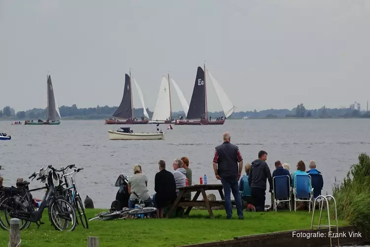 Inhaalwedstrijd IFKS skûtsjesilen bij Echtenerbrug op het Tjeukemeer druk bezocht