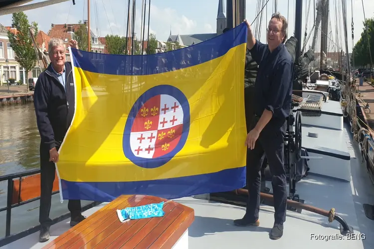 Bruine vloot ontvangt Harlinger stadsvlag