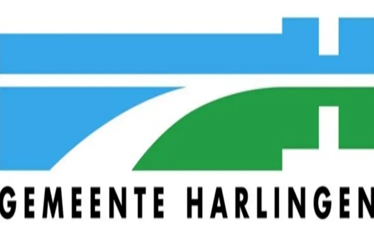 NS, ProRail en gemeente Harlingen delen fietslampjes uit op station Harlingen