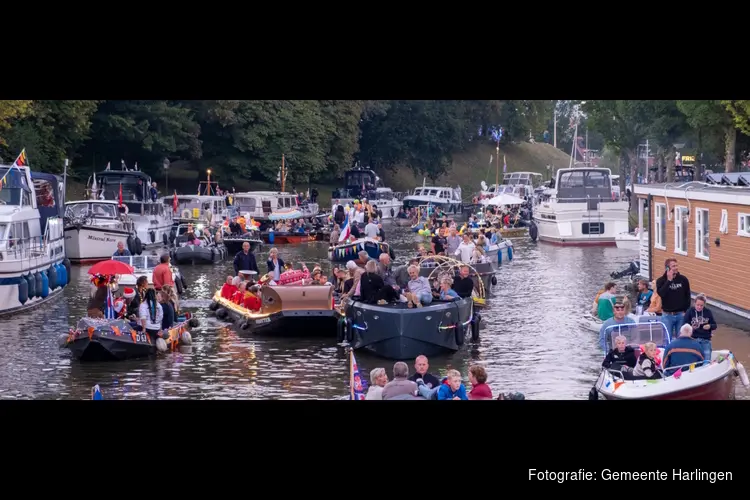 Harlingen Ongeschut 2024 - Spectaculaire botenparade kiest voor alternatieve vaarroute!